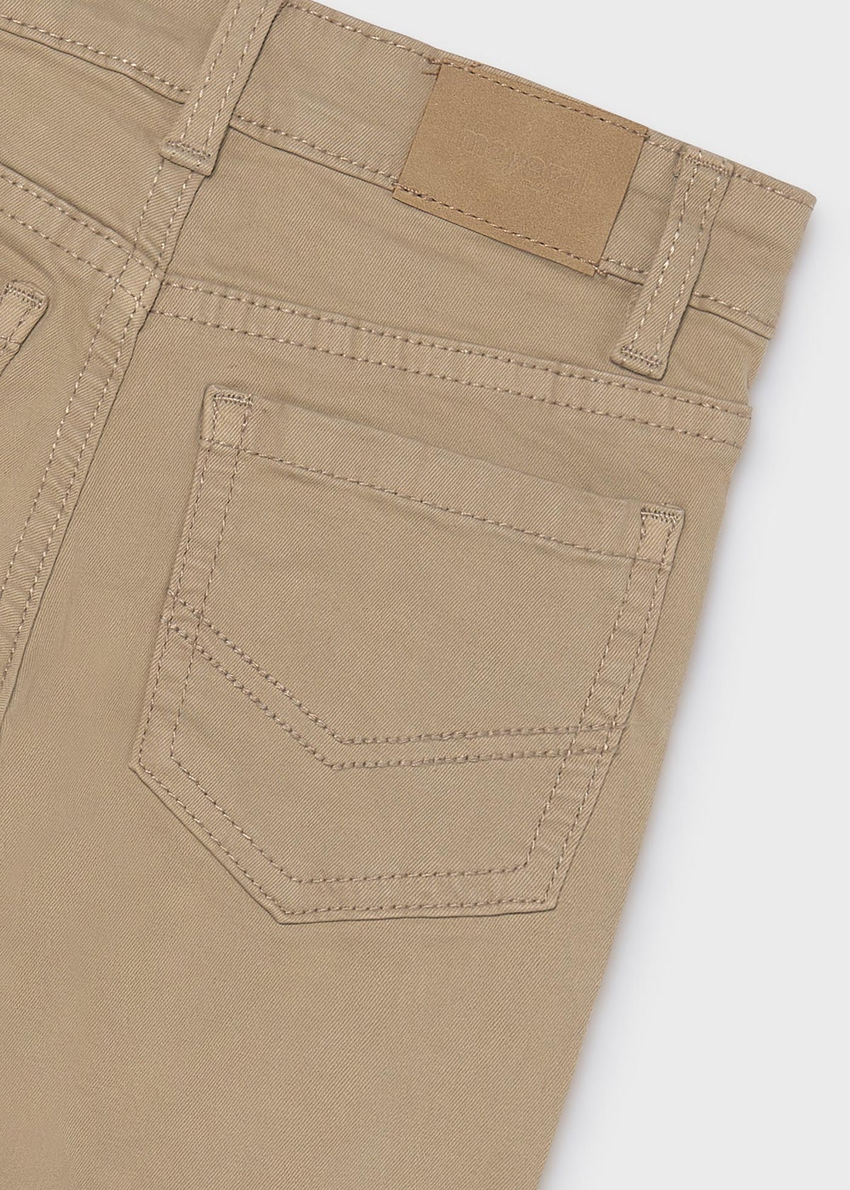 Pantalón básico slim fit bolsillos niño