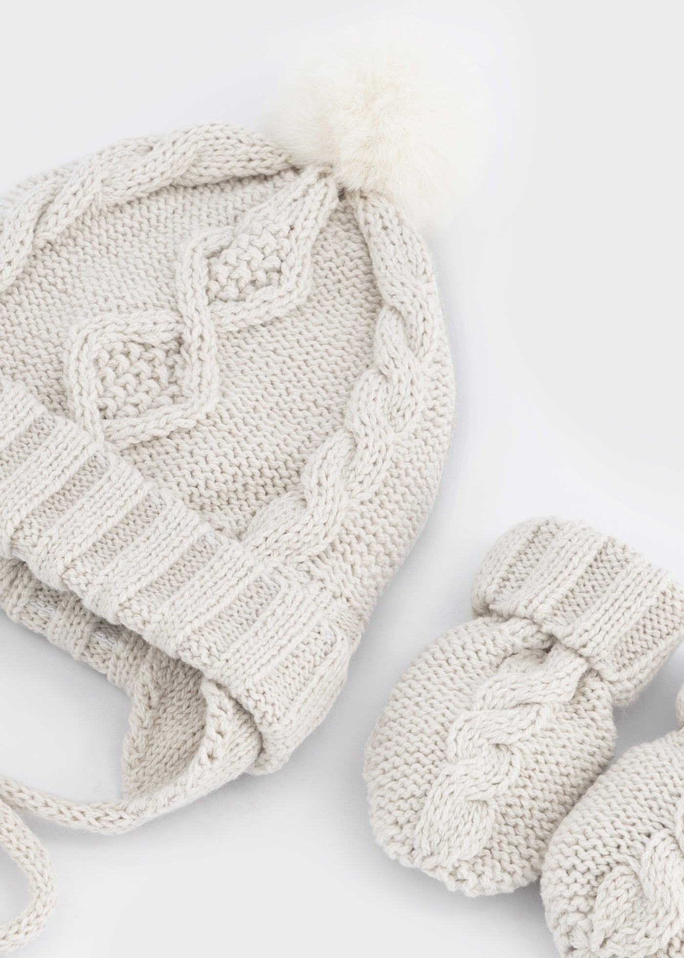 Conjunto gorro y manoplas tricot recién nacido