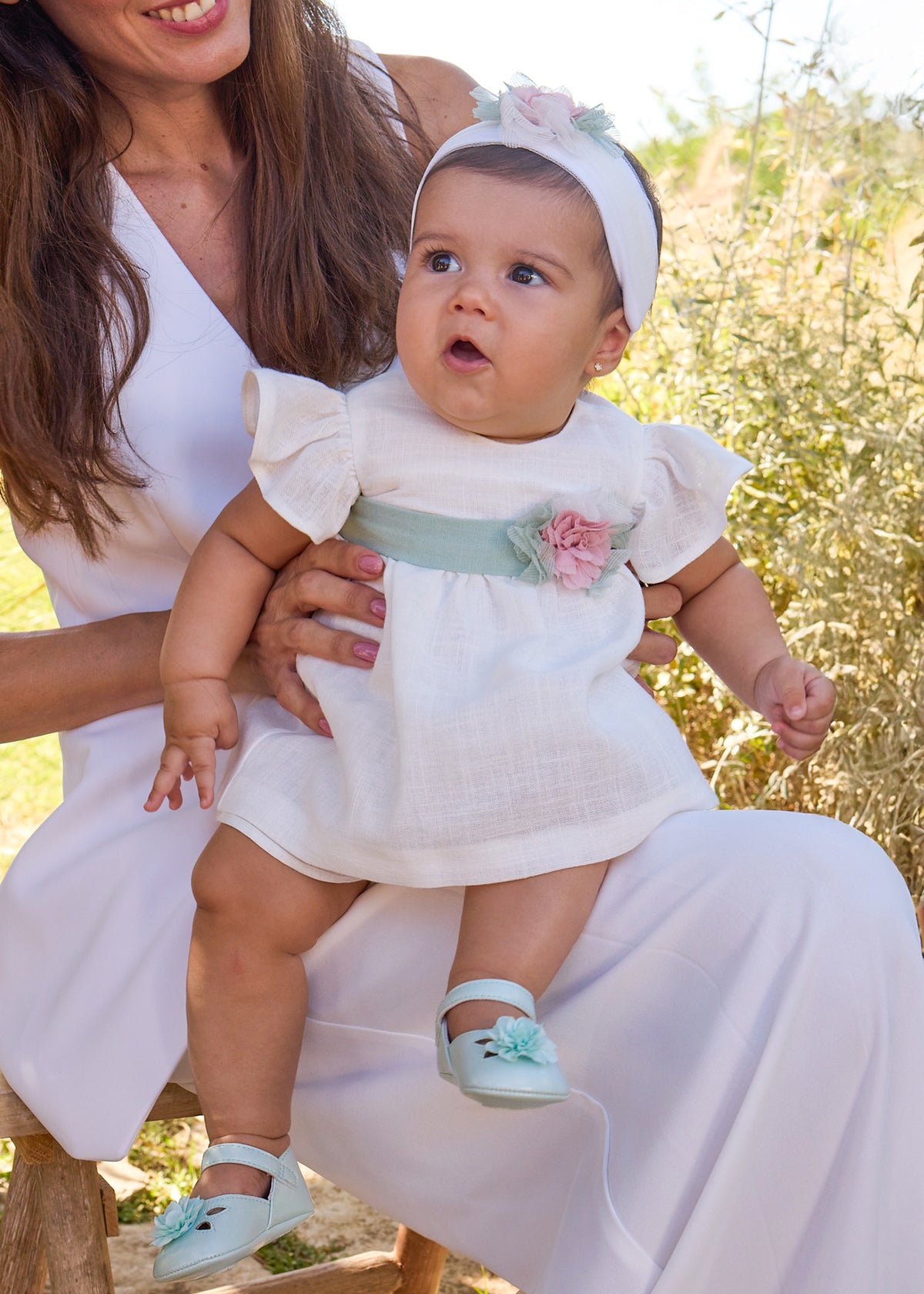Vestido con cubrepañal y fajín floral ceremonia recién nacid