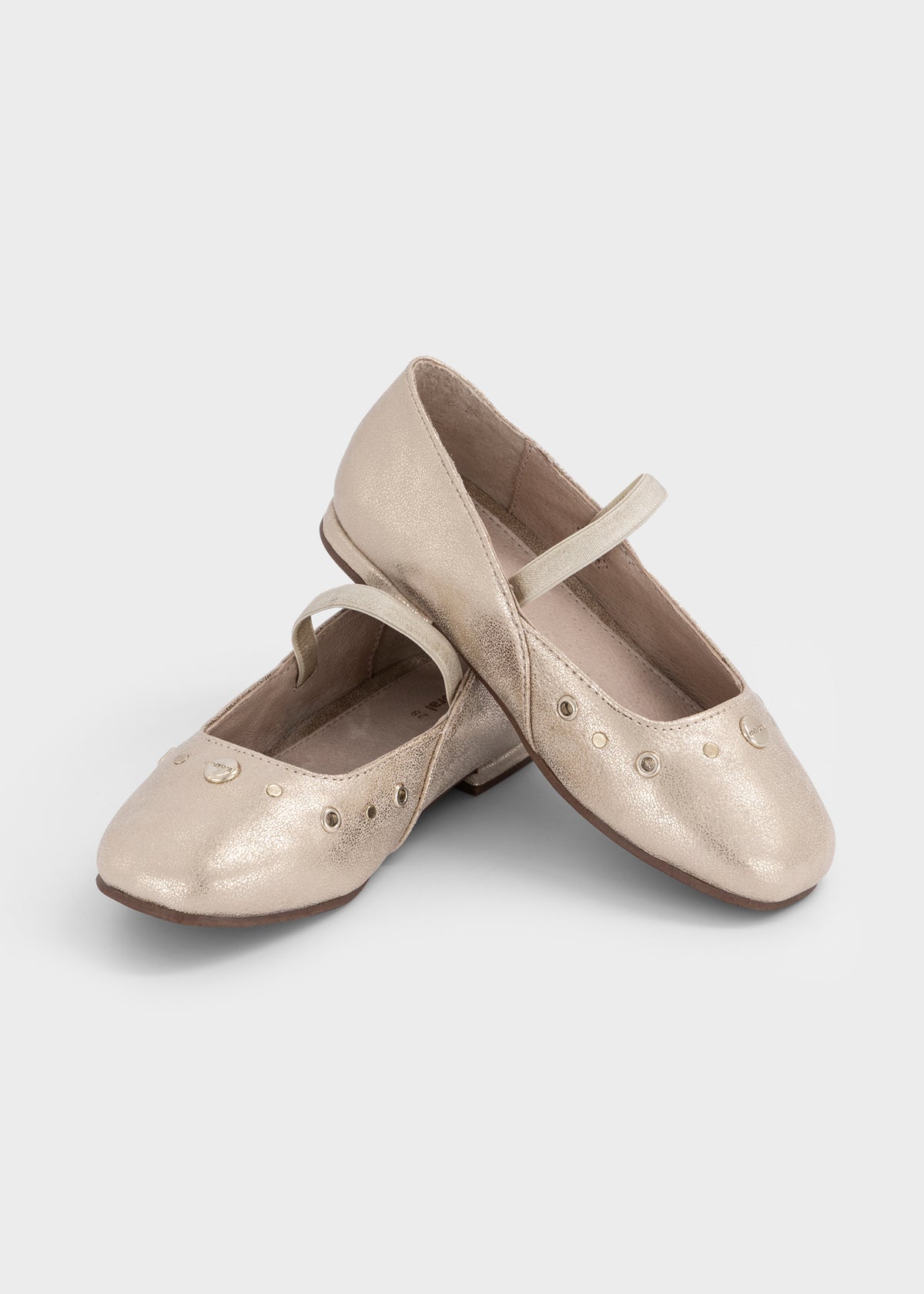 Mercedita tachuelas niña