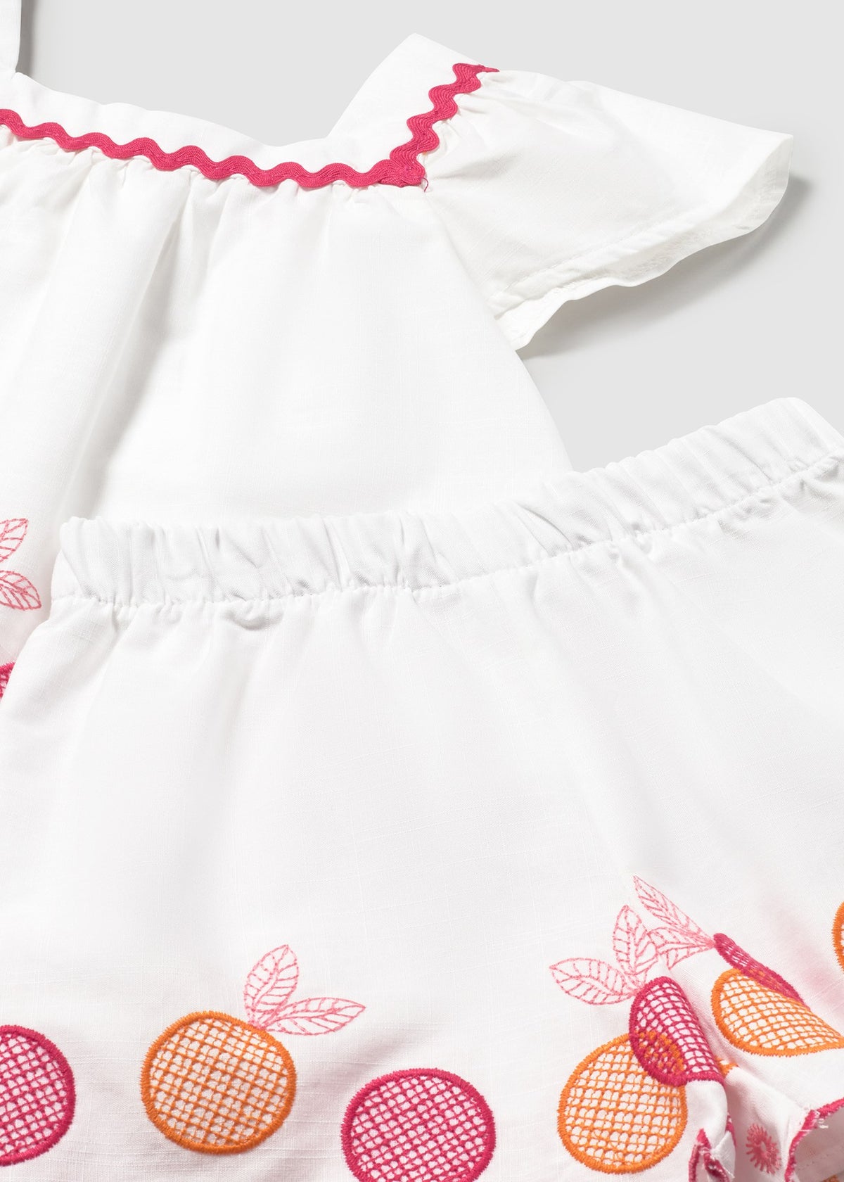 Conjunto bermuda y blusa bordados bebé