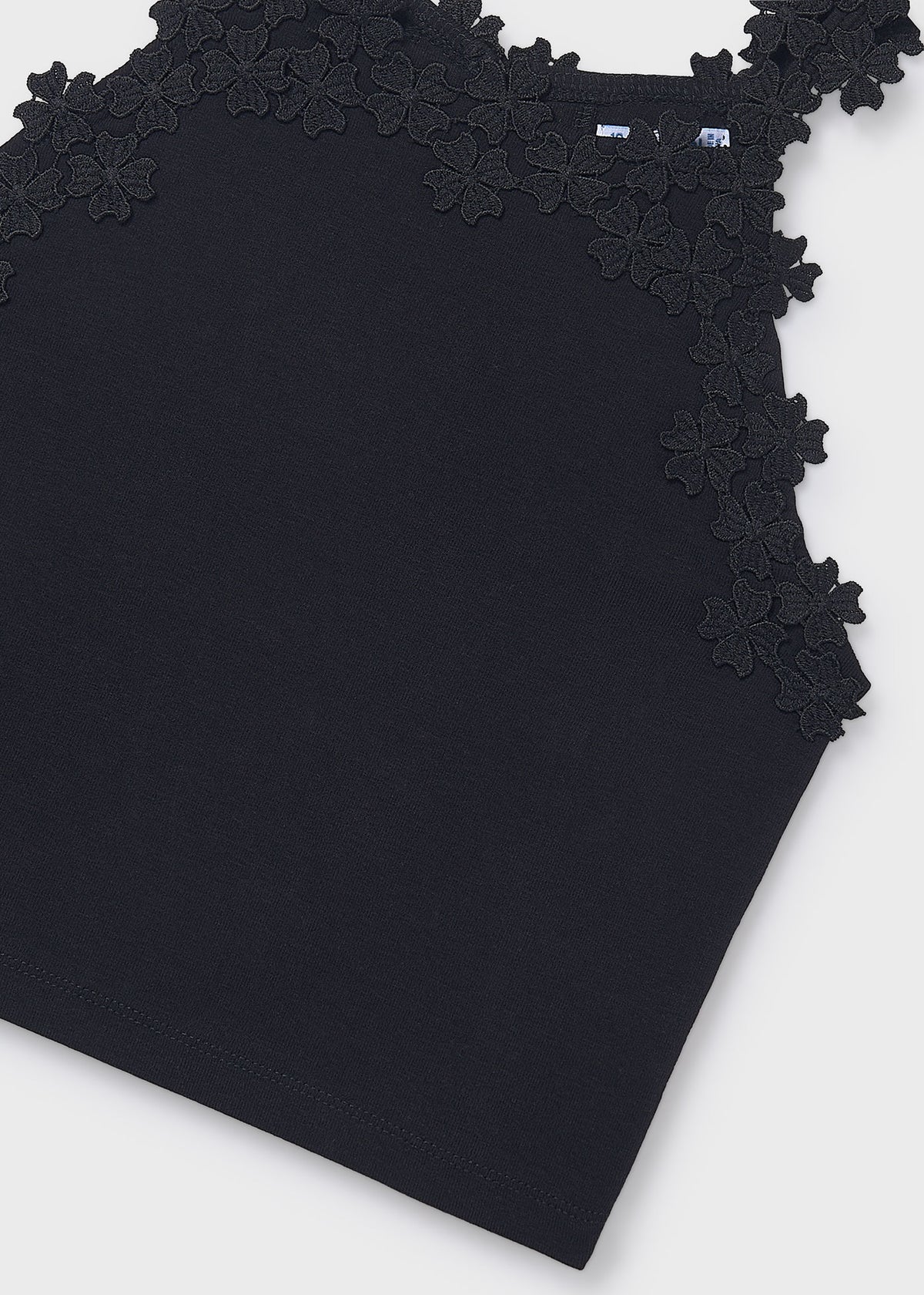Top con detalle floral en tirantes chica