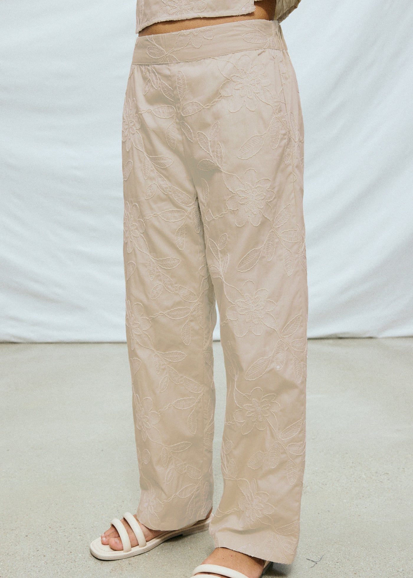 Conjunto pantalón largo y blusa con bordados chica